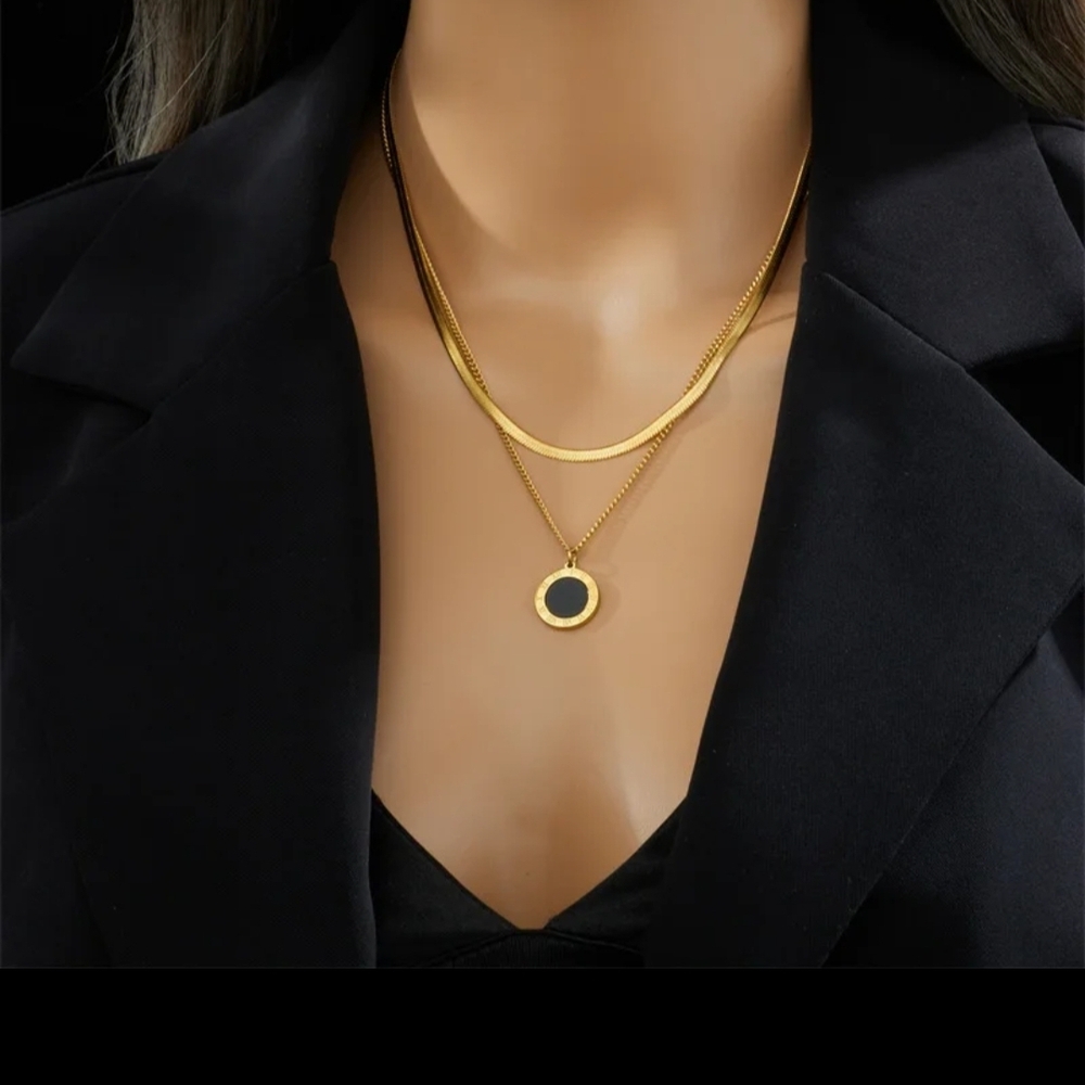 Elegant Gold and Black Pendant Necklace - Picture 2 of 3